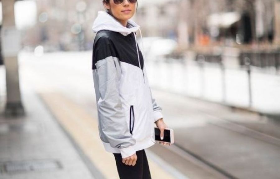 Mix and Match Sneakers untuk Tampilan di Musim Hujan